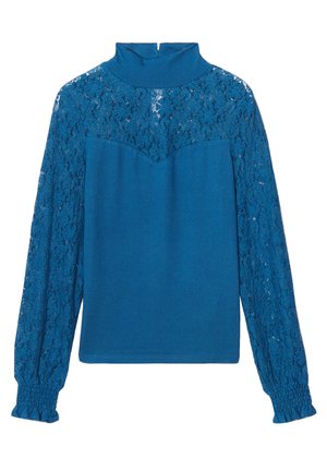 Top de punto azul con un encaje en los hombros y las mangas, un cuello alto y puños fruncidos. Textura suave, ajuste clásico.