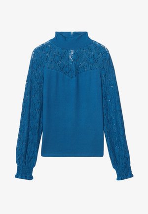 Haut en tricot bleu avec un motif en dentelle sur les épaules et les manches, un col montant et des poignets froncés. Texture lisse, coupe classique.