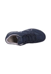 Scarpa atletica blu navy con tomaia in rete testurizzata, sistema di allacciatura, colletto imbottito e suola ammortizzata. Logo visibile sul lato.