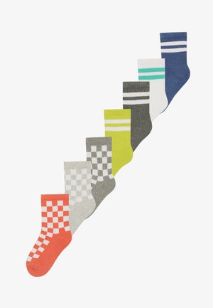 Sete pares de meias: laranja com padrão xadrez, cinza, verde com riscas brancas, branco com riscas teal, cinza, azul-marinho e cores sólidas.