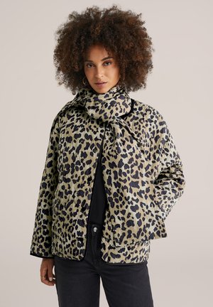 Giacca trapuntata leopardata in beige e nero, dotata di una sciarpa coordinata e di un bordo a contrasto, con una vestibilità rilassata e una superficie testurizzata.