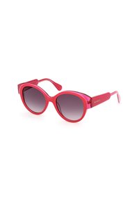 Gafas de sol de plástico rosa con grandes lentes ovalados que van de oscuro a claro. Presentan brazos elegantes con detalles del logo. Textura suave en todo el diseño.