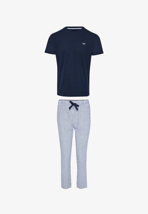 Dunkelblaues T-Shirt mit kurzen Ärmeln, kombiniert mit weißen und dunkelblauen vertikal gestreiften Schlafanzughosen mit Kordelzug.