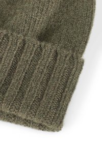 Oliven grøn beanie strikket af blødt, tekstureret uld. Har en ribbet manchet for en tætsiddende pasform og en glat top for komfort.