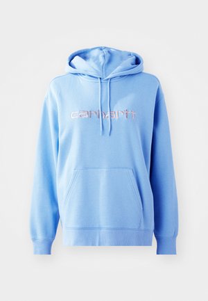 Hoodie bleu clair en tissu doux, doté d'une poche avant, d'une capuche avec cordon de serrage et d'un logo "carhartt." brodé en rose.