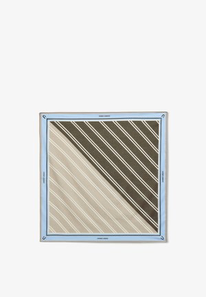 Firkantet tørklæde med diagonale beige og mørkebrune striber, lyseblå kant og teksten "Johnny Urban" på hver side.