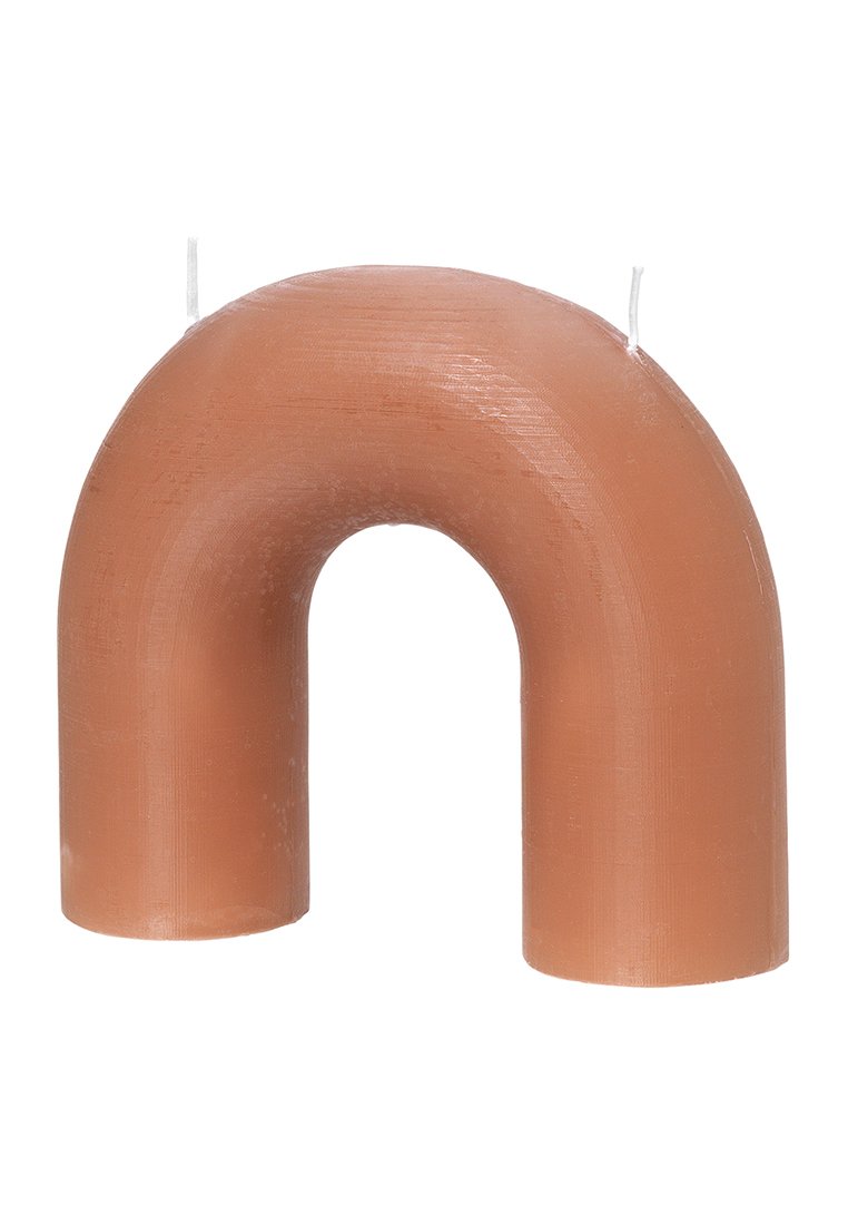 Candela marrone a forma di U con una superficie liscia, dotata di uno stoppino bianco nella parte superiore. Il design presenta una finitura opaca e bordi arrotondati.