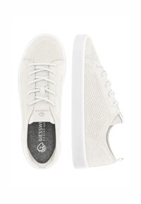 Białe dzianinowe buty sportowe z elastycznym siatkowym cholewką, białymi sznurówkami i białą gumową podeszwą. Teksturowana powierzchnia z logo na wkładce.