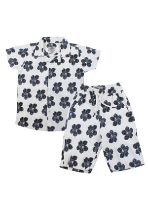Ensemble chemise blanche à manches courtes et shorts avec impression florale noire et taille à cordon sur les shorts.