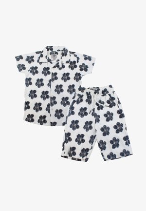 Ensemble chemise blanche à manches courtes et shorts avec impression florale noire et taille à cordon sur les shorts.