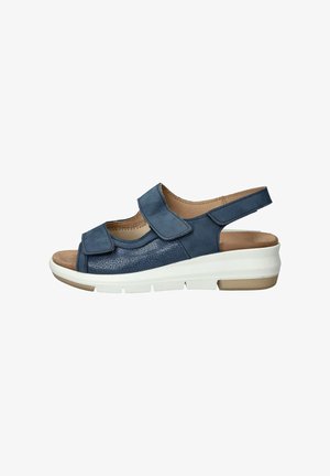 Marineblauwe sandaal met geperforeerde textuur, twee verstelbare klittenbandbandjes en een gevoerde binnenzool. De witte buitenzool heeft een lichte hak.