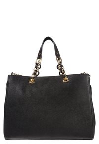 Sac à main en cuir noir avec chaîne dorée et poignées en cuir, de forme rectangulaire, surface texturée, et fermeture zippée sur le haut.