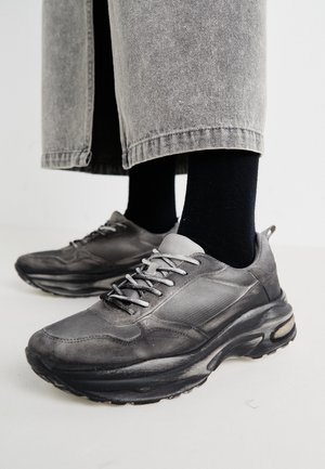 Trainers - grey
