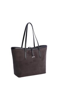 Bolso tote de ante negro con asas de cuero largas y una correa delgada de cuero con un cierre plateado sobre un fondo blanco.