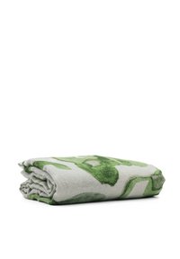 Una coperta piegata realizzata in un tessuto morbido, con un motivo astratto verde su uno sfondo grigio chiaro, caratterizzata da una texture liscia.