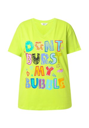 Neonowa zielona koszulka z dekoltem w serek i kolorowym napisem: "NIE PRZEDŁUŻAJ MOJEJ BAŃKI", z różnorodnymi zabawnymi stylami i wzorami czcionek.