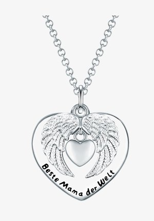 Sidabrinė širdies pakabuka su išsamiai atvaizduotais sparnais, su užrašu "Geriausia mama pasaulyje". Pridedama mažesnė širdies pakabukė ir sujungta grandinėlė.