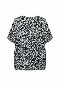 Top s leopardím vzorem v světle modré látce, s krátkými rukávy, uvolněným střihem a černým vzorem po celém povrchu. Hladká textura, ležérní design.