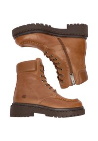 Botas de cuero marrón con un cuello alto, diseño de cordones y cremallera lateral. Suela de goma gruesa y texturizada para un mejor agarre. Detalles cosidos a mano visibles.