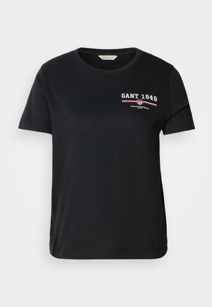 Czarna bawełniana koszulka z krótkim rękawem, z okrągłym dekoltem, z białym i czerwonym logo oraz napisem „GANT 1949” po lewej stronie klatki piersiowej.