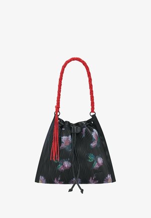 Bolso tipo cubo negro con diseño plisado, patrón floral, asa trenzada roja y cierre ajustable con cordón. Acabado de textura mixta.