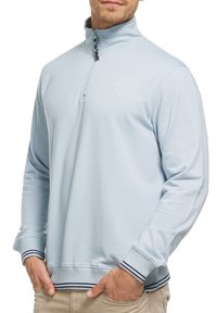 Lyseblå pullover sweatshirts med halv-zip krave, ribbede manchetter og kant, med diskret logo detalje og kontrast navy striber.