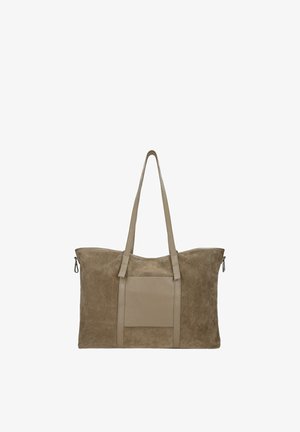 Velká béžová semišová taška typu tote s dlouhými rukojeťmi, přední koženou kapsou a zipy na každé straně.