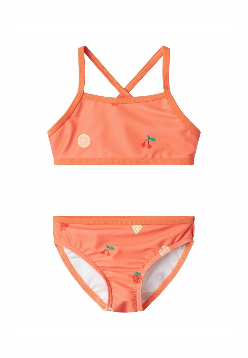 Twee-delig badpak van fel oranje stof. Het topje heeft een crisscross achterkant en is versierd met fruitpatronen; de broek heeft bijpassende decoratieve accenten van fruit.