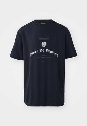 Tume sinine puuvillane T-särk, ümmarguse kaelusega, lühikeste varrukatega, ees valge tekst ja graafiline disain, sile tekstuur.