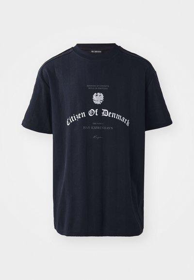 Marineblå bomulds t-shirt med rund halsudskæring, korte ærmer, prydet med hvid tekst og et grafisk design foran, glat tekstur.