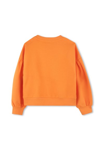 Sweatshirt orange à manches longues, col rond, avec des poignets et un ourlet côtelés. Texture lisse, coupe décontractée, et couleur unie sans motifs.