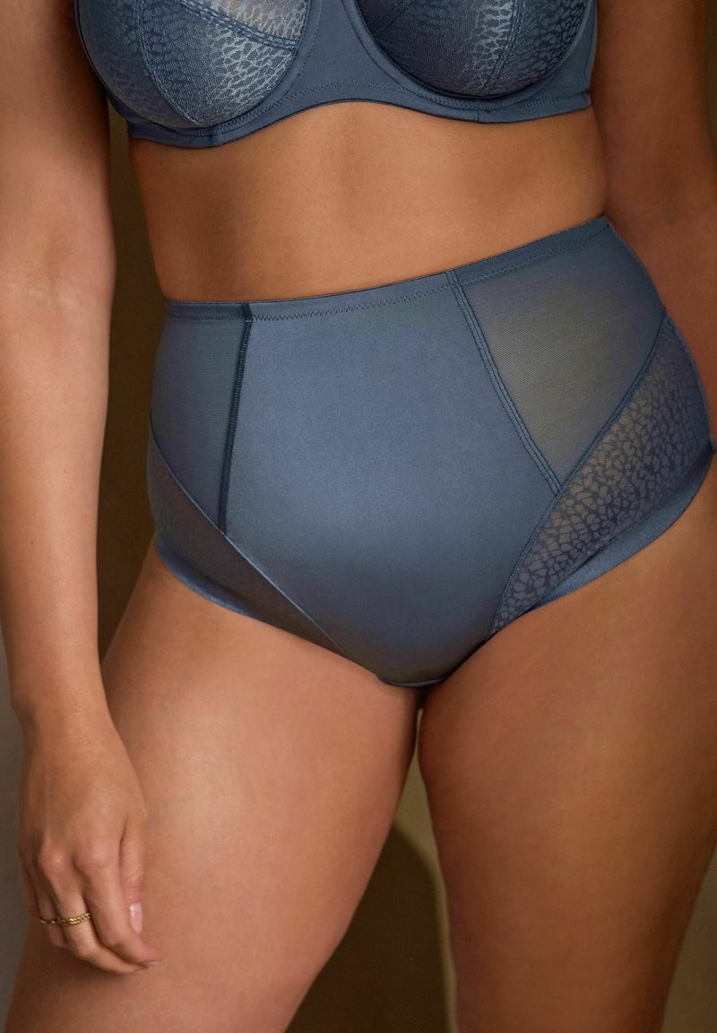Set de sutien cu talie înaltă și chilot în albastru slate, prezentând un material neted cu accente transparente și panouri texturate, oferind o potrivire conturată.