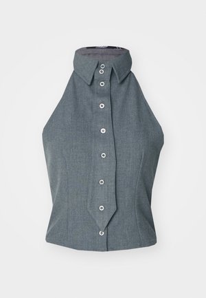 Grå ärmlös topp med hög krage och knappar längs fram, med en strukturerad design och mjuk tygtextur.