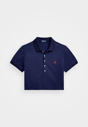 Polo court bleu marine à manches courtes, quatre boutons blancs et un petit logo rouge brodé sur la poitrine gauche.