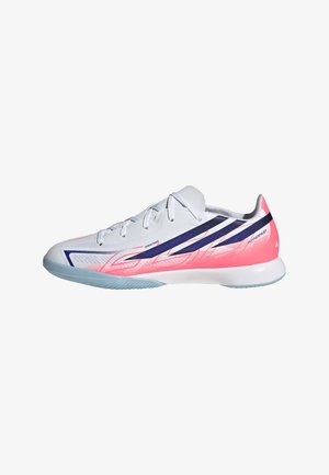 Weißer Sportschuh mit pinken und marineblauen Akzenten, flacher Sohle, Schnürsenkeln und gebrandetem Text "SprintGrid" und "Hyperfast" an der Seite.