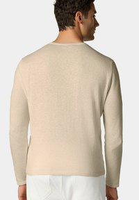 Hellbeige, langärmliger Pullover mit rundem Ausschnitt und weichem Material, bestechen durch eine glatte Oberfläche und sauber genähte Nähte.