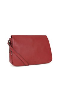 Borsa a tracolla rossa in pelle con chiusura a pattina, tracolla regolabile, texture liscia e design minimalista. Presenta dettagli di marca discreti.