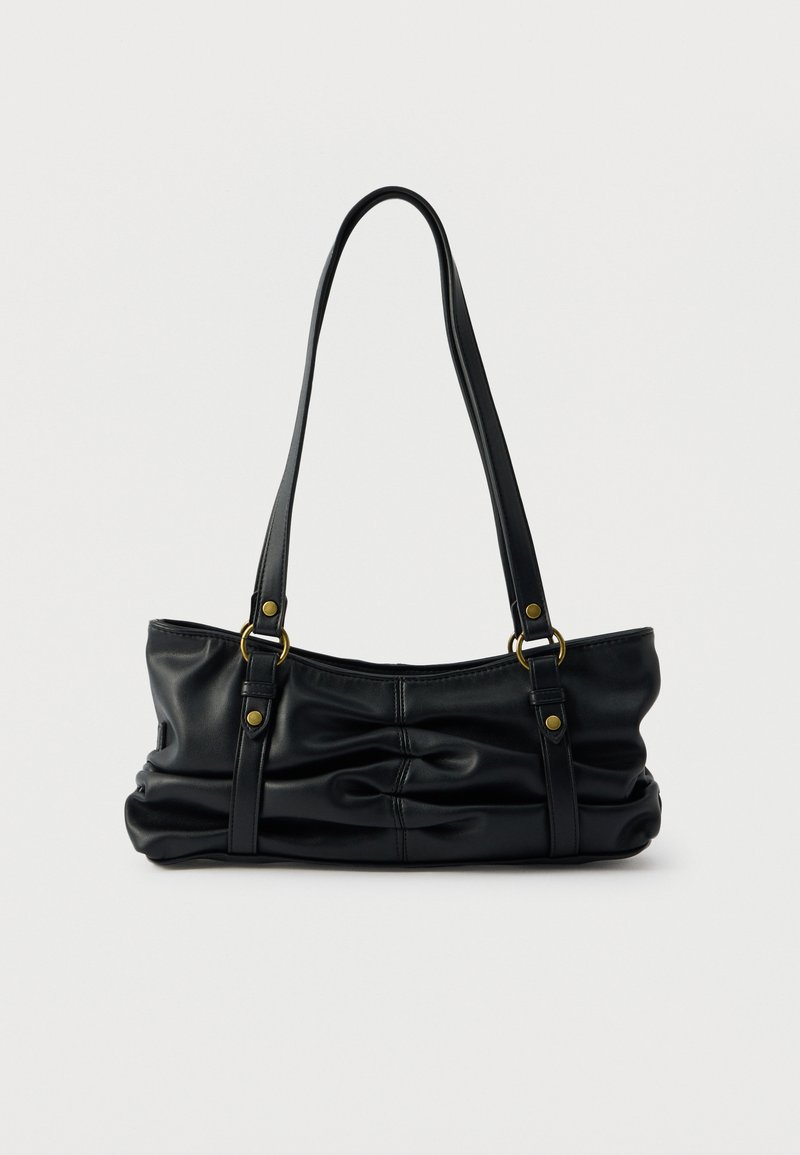 Sac à main en cuir noir plissé avec doubles poignées roulées et accents de quincaillerie en ton or. Texture douce et forme arrondie contribuent à son design.