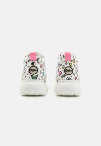 Sneaker bianche con motivi astratti colorati. Tessuto testurizzato con suola liscia, linguetta rosa alla caviglia e dettaglio con logo circolare.
