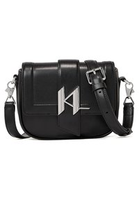 Borsa a tracolla nera in pelle con chiusura a pattina, hardware argentato e logo stampato. Presenta una tracolla removibile e dettagli cuciti.