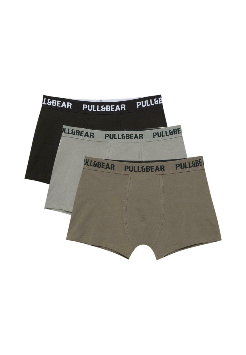 Tri pari boxershorts Pull&Bear v črni, svetlo sivi in olivni barvi, z blagovno znamko elastičnim pasom in zasnovo, ki se dobro prilega.