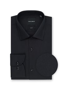Czarna koszula slim-fit z usztywnionym kołnierzykiem, długimi rękawami i zapięciem na guziki. Materiał ma subtelną teksturę; zawiera okrągły próbnik materiału.