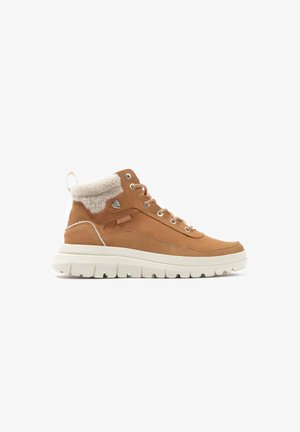 Baskets montantes en cuir tan avec un col en fourrure, semelle texturée blanche, œillets métalliques et un détail d'accent latéral dans une couleur contrastante.