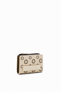 Hellbeige Brieftasche mit lasergeschnittenen Blumenmustern, strukturiertem Oberflächenmaterial, Reißverschluss und einem auffälligen geprägten Logo auf der Vorderseite.