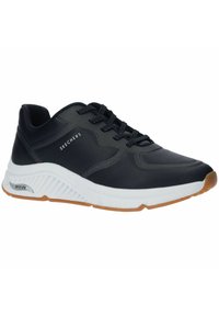 Zapato deportivo sintético negro con acabado texturizado, diseño con cordones, entresuela blanca y suela de goma, que presenta el logotipo "SKECHERS".