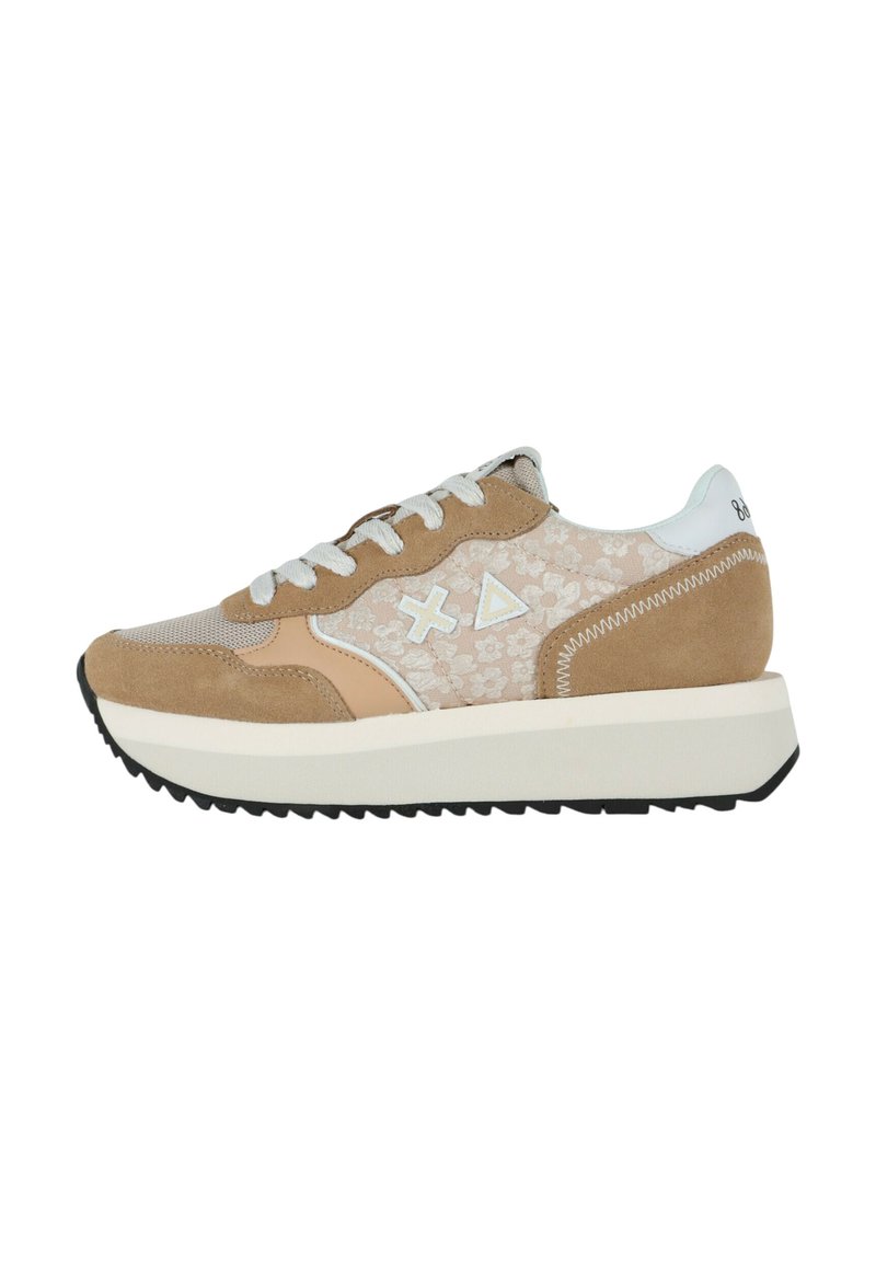 Sneakers in suede marrone chiaro con tessuto floreale, dettagli bianchi e suola testurizzata. Presentano una chiusura con lacci e un colletto imbottito per il comfort.