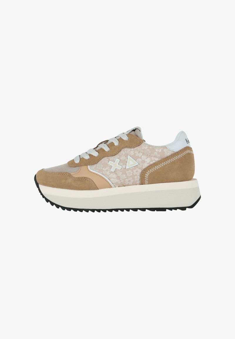 Sneakers in suede marrone chiaro con tessuto floreale, dettagli bianchi e suola testurizzata. Presentano una chiusura con lacci e un colletto imbottito per il comfort.