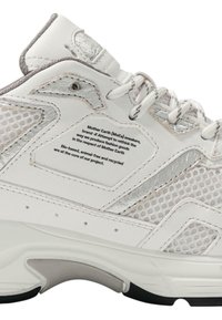 Weiße Sneaker mit einem Obermaterial aus Netzgewebe, silbernen Akzenten und strukturierten Details. Das Markenlabel an der Seite hebt die verwendeten nachhaltigen Materialien hervor.