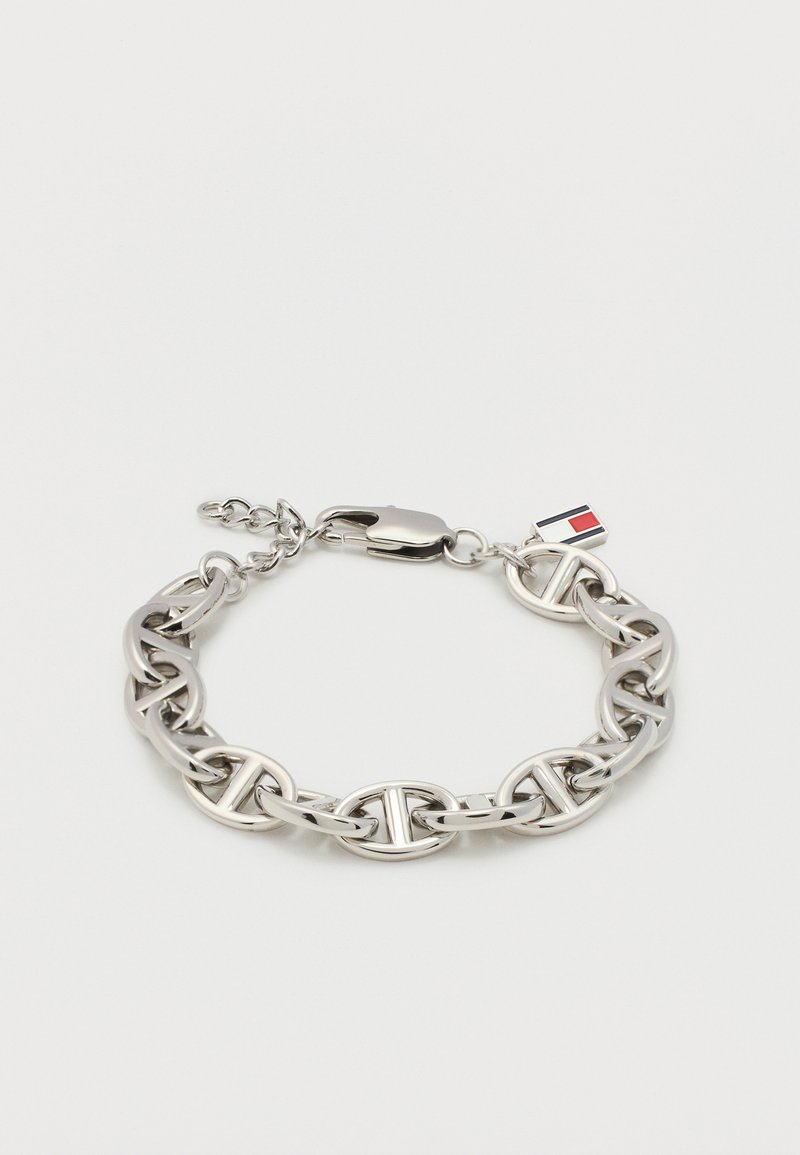 Ασημένιο βραχιόλι αλυσίδα με γυαλιστερές οβάλ συνδέσεις και κούμπωμα καβουριού, με ένα μικρό ορθογώνιο μενταγιόν με κόκκινες, άσπρες και ναυτικές ρίγες.