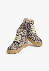 Stivali alla caviglia con stampa leopardata, parte superiore in tessuto morbido, lacci beige, accenti metallici e suola in gomma testurizzata. Cerniera laterale per una facile calzata.